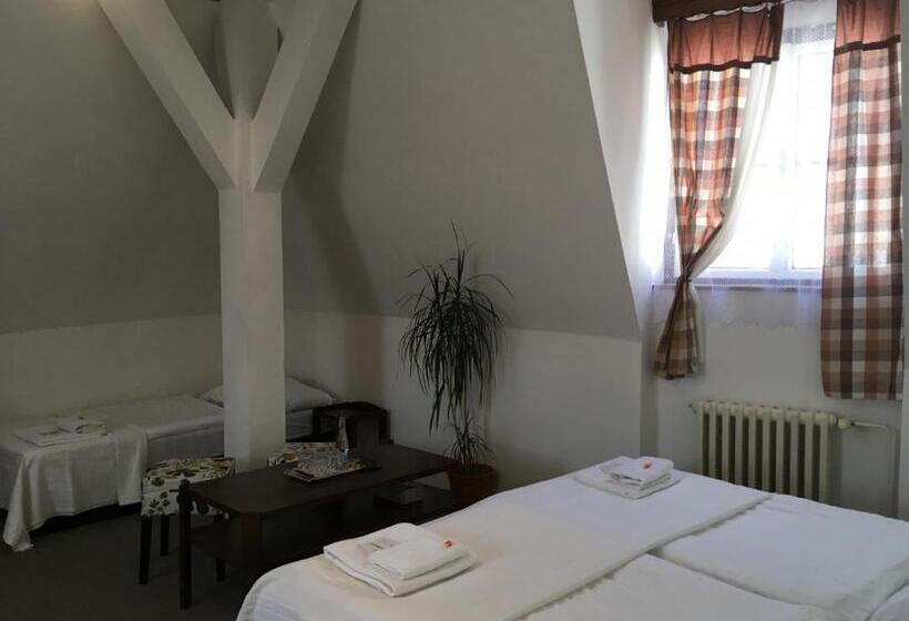 4인용 스탠다드 룸, Pension Alfa & Whisky Pub