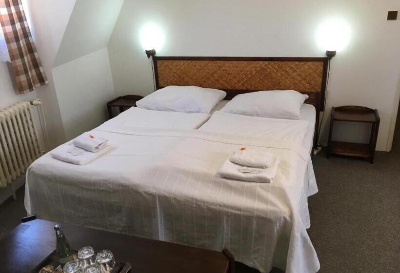 4인용 스탠다드 룸, Pension Alfa & Whisky Pub