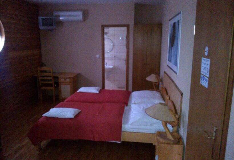 غرفة قياسية ثلاثية, Nautilus étterem és Panzió