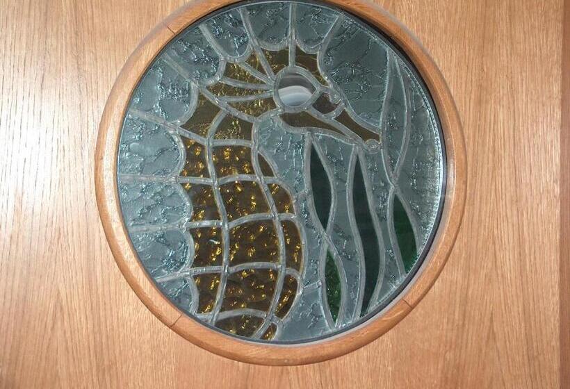 スタンダードルーム, Nautilus étterem és Panzió