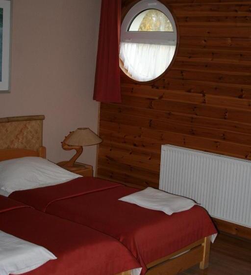 غرفة قياسية, Nautilus étterem és Panzió