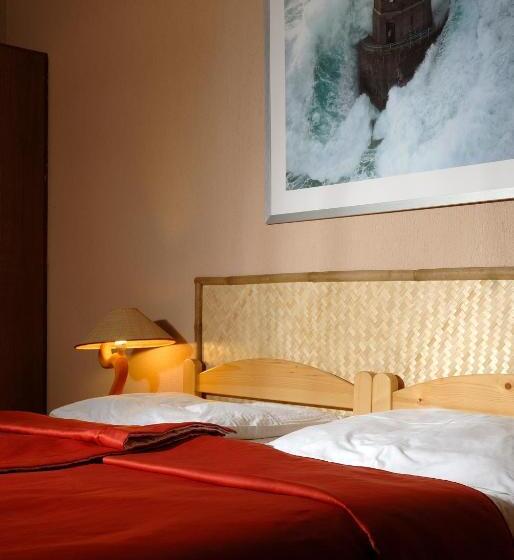 غرفة قياسية رباعية, Nautilus étterem és Panzió