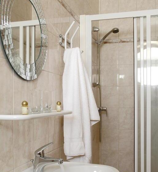 غرفة قياسية رباعية, Nautilus étterem és Panzió