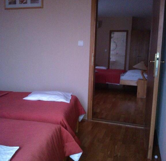 غرفة قياسية رباعية, Nautilus étterem és Panzió