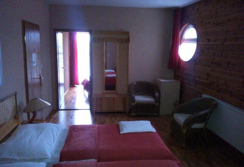 غرفة قياسية رباعية, Nautilus étterem és Panzió