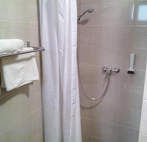 غرفة ديلوكس ثلاثية, Nautilus étterem és Panzió