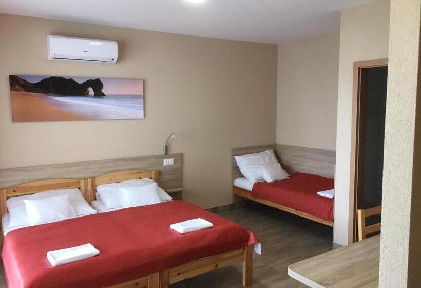 غرفة ديلوكس ثلاثية, Nautilus étterem és Panzió