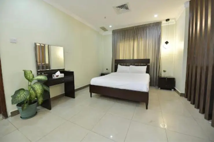 استودیوی استاندارد, Noble Rose Apartment