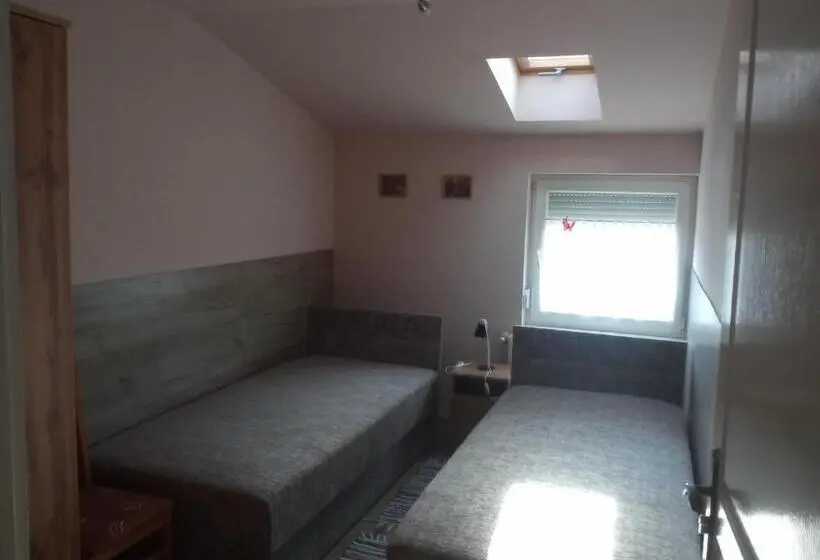 バス共有のスタンダードルーム, Budai Vám Apartmanház