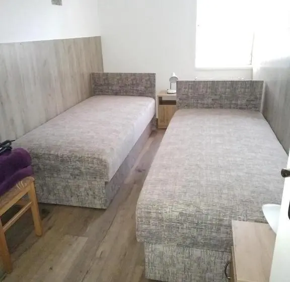 バス共有のスタンダードルーム, Budai Vám Apartmanház