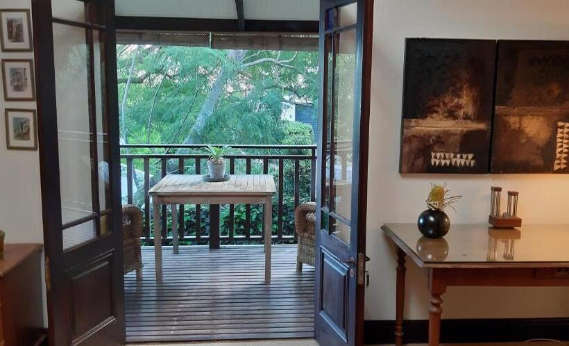 جناح مزوَّد بشرفة, Hout Bay Hideaway