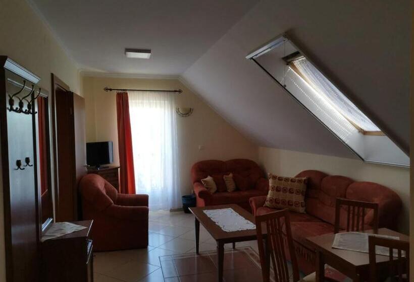 סוויטה משפחתית, Harmónia Panzió