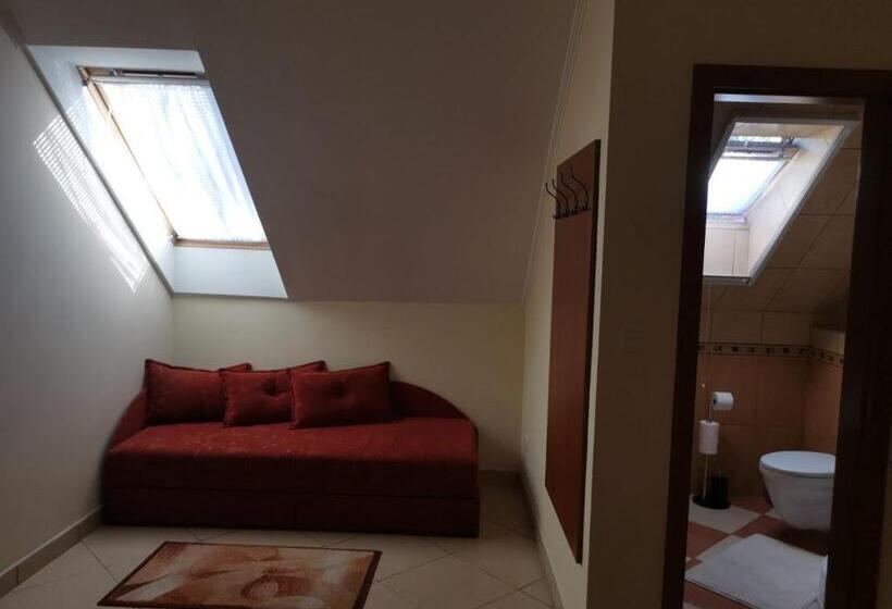 דירת חדר, Harmónia Panzió