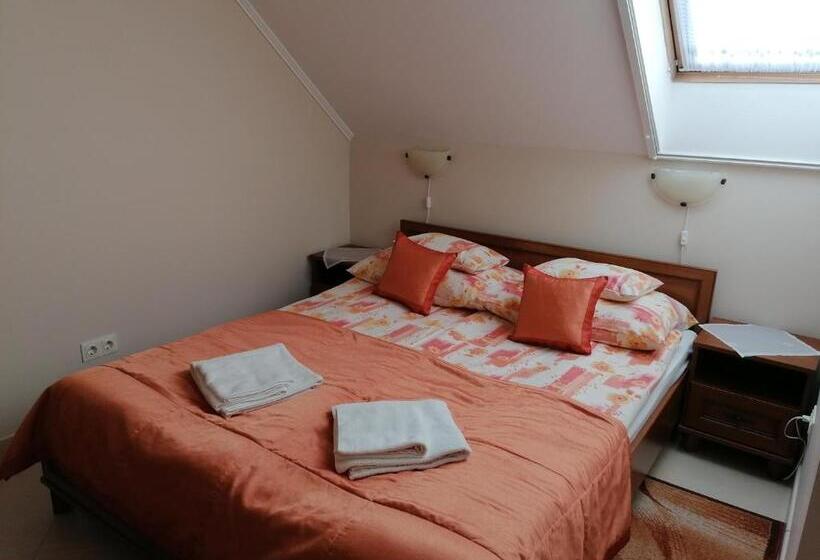 דירת חדר, Harmónia Panzió