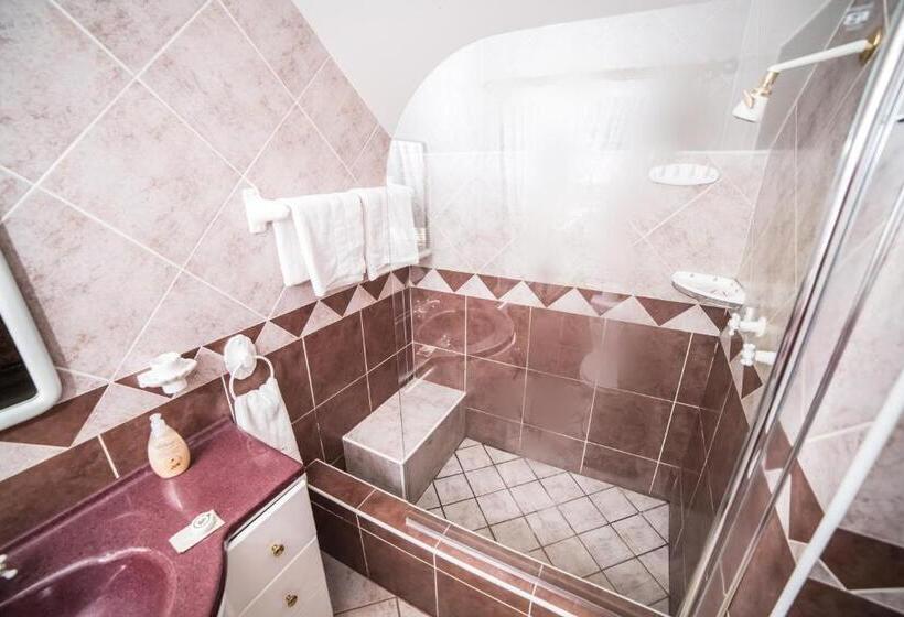 اتاق لوکس با چشمانداز باغ, Butlers Crown