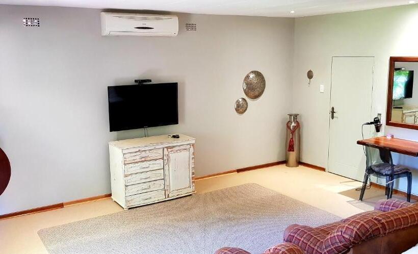 اتاق لوکس با چشمانداز باغ, Butlers Crown