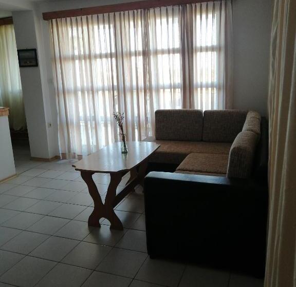 סוויטת ג'וניור עם מרפסת, Ianakiev Guest House