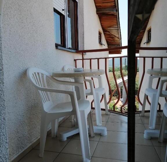 חדר לארבעה סטנדרטי עם נוף לגינה, Ianakiev Guest House