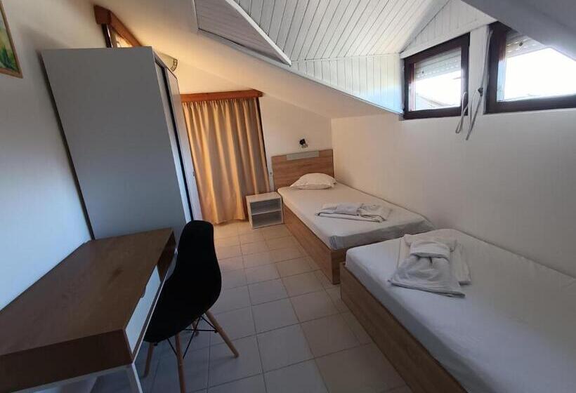 חדר משפחתי נוף לגינה, Ianakiev Guest House