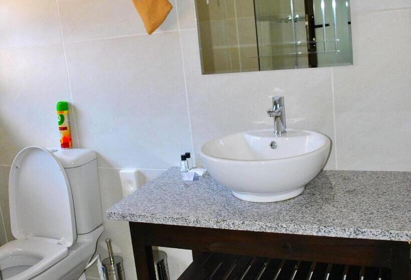 חדר משפחתי, Christie's Inn