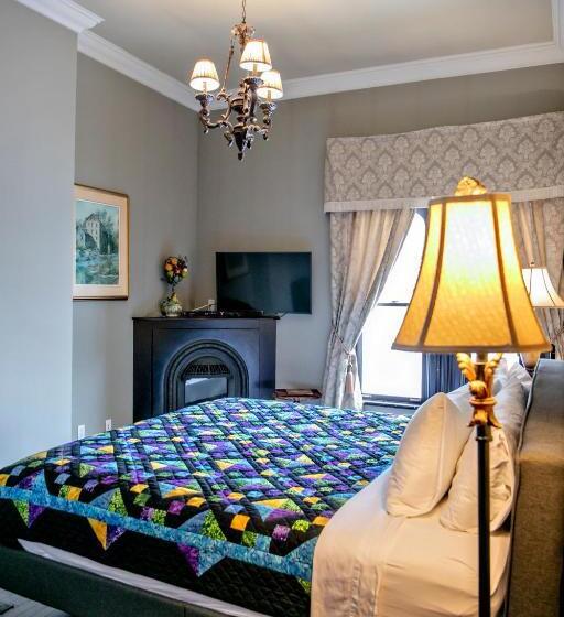 Standard Szoba King Size Bed, Puddicombe House