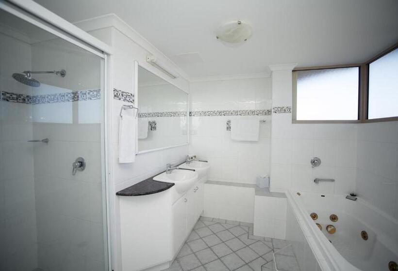 2 Bedroom Apartment with Views, Beaches International