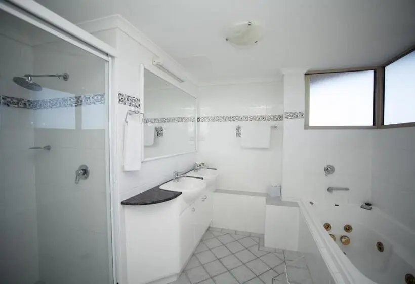 2 Bedroom Apartment with Views, Beaches International