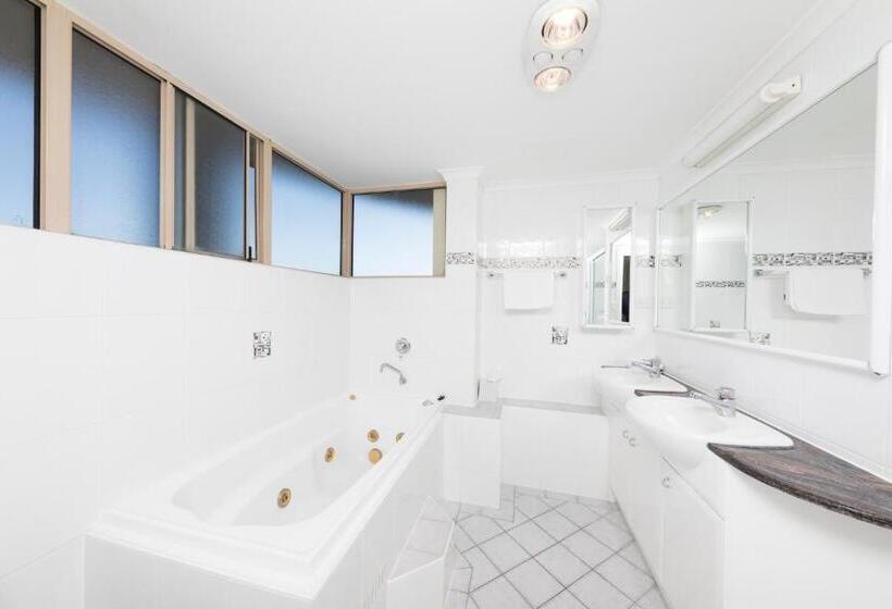 2 Bedroom Apartment with Views, Beaches International