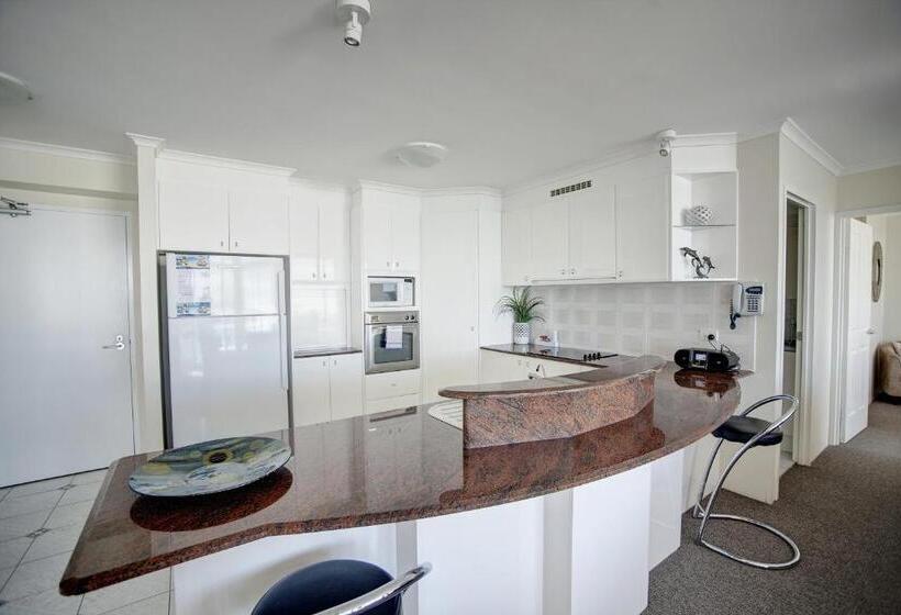 2 Bedroom Apartment with Views, Beaches International