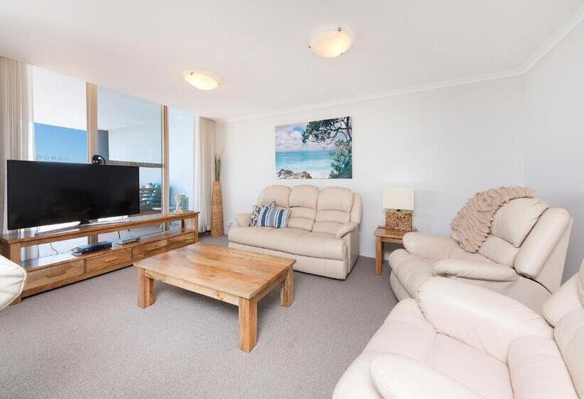 דירת שלושה חדרים, Beaches International