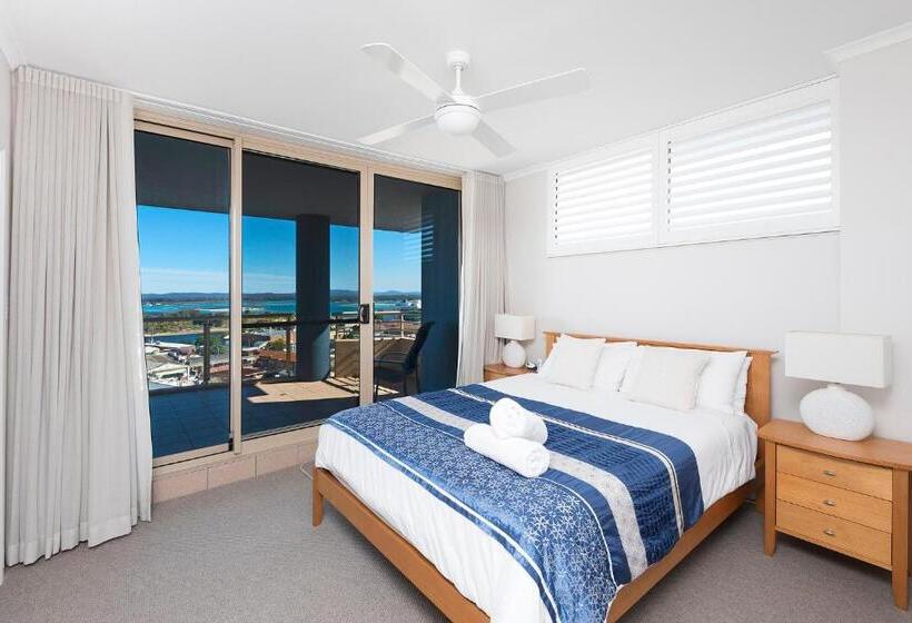 דירת שלושה חדרים, Beaches International