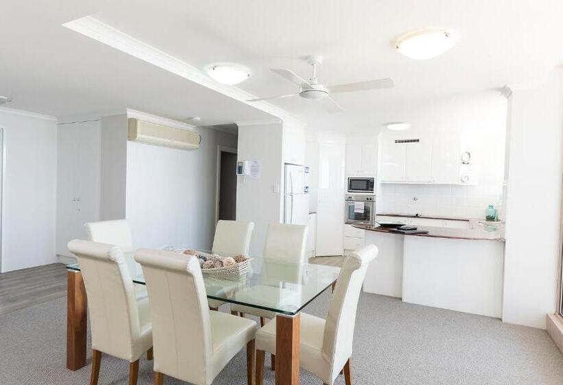 דירת שלושה חדרים, Beaches International