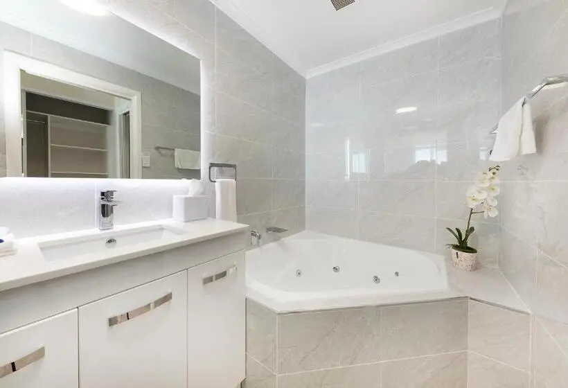 1 Bedroom Penthouse Apartment, Beaches International