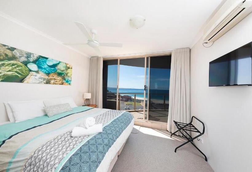 דירת שלושה חדרים, Beaches International