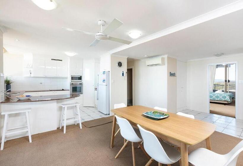 דירת שלושה חדרים, Beaches International