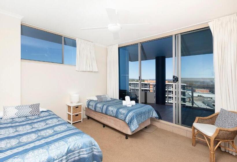 דירת שלושה חדרים, Beaches International