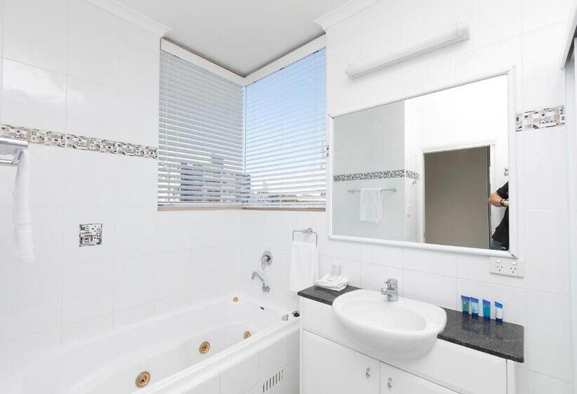 דירת שלושה חדרים, Beaches International