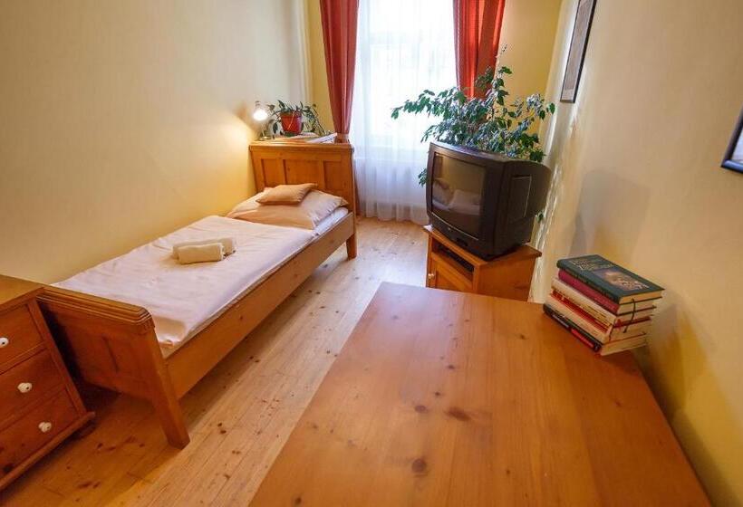 1 Sovrums Lägenhet, Pension Paseka