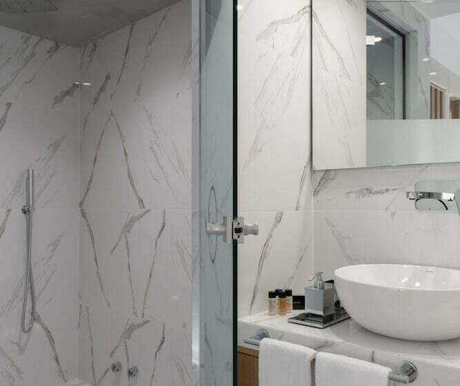 ジュニアスイート, Elia Ermou Athens