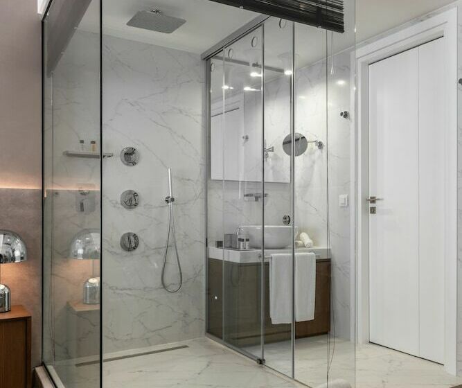 ジュニアスイート, Elia Ermou Athens