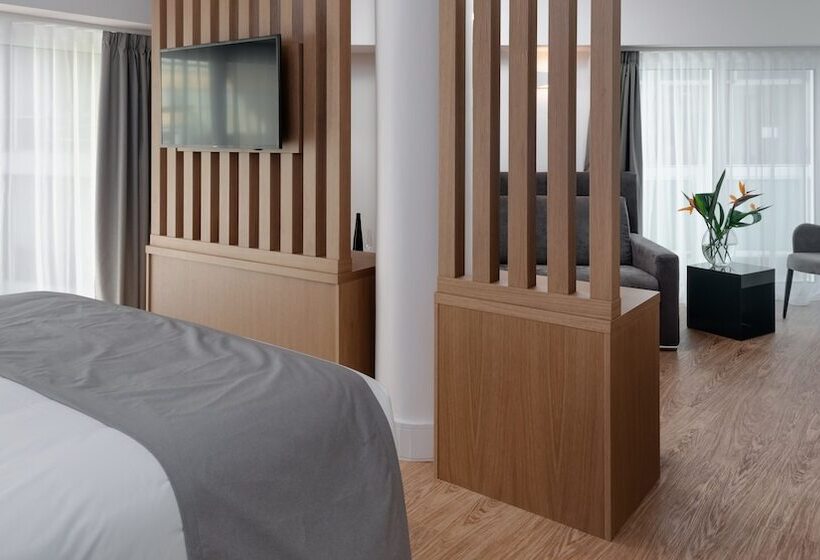 ジュニアスイート, Elia Ermou Athens