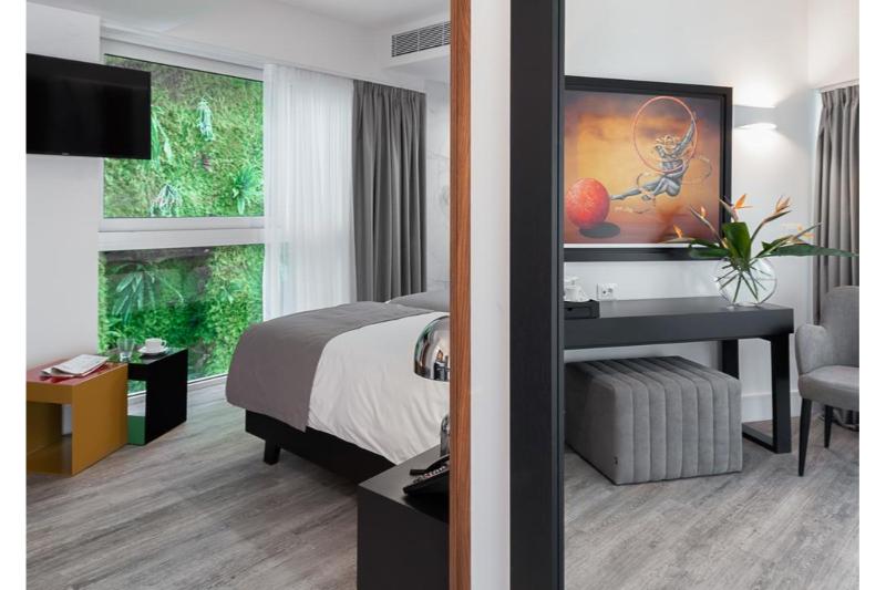 ジュニアスイート, Elia Ermou Athens