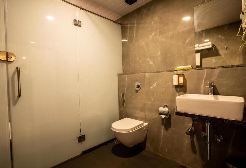 חדר משפחתי, Jivanta Mahabaleshwar