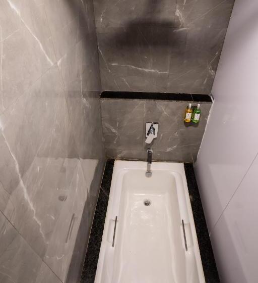 חדר משפחתי, Jivanta Mahabaleshwar