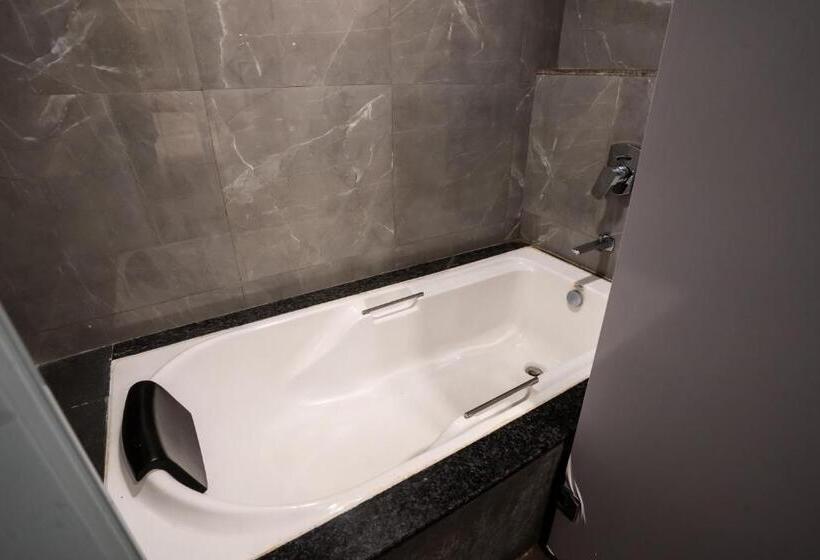 חדר משפחתי, Jivanta Mahabaleshwar