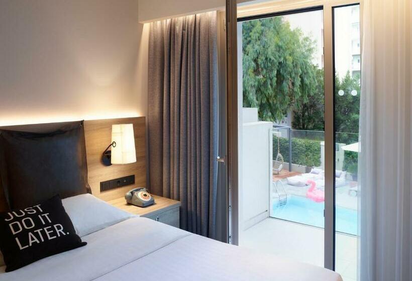 اتاق استاندارد با چشم‌انداز استخر, Moxy Patra Marina