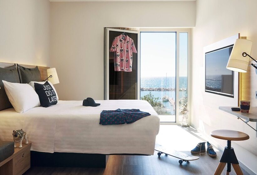 اتاق استاندارد با تخت دوبل و چشم‌انداز دریا, Moxy Patra Marina