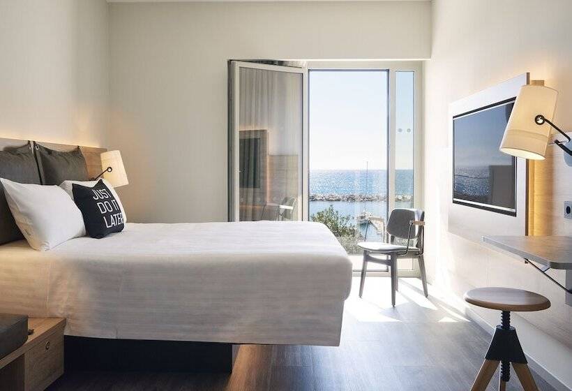 اتاق استاندارد با تخت دوبل و چشم‌انداز دریا, Moxy Patra Marina