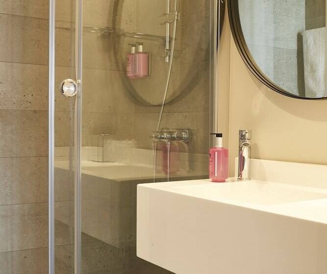 اتاق استاندارد با تخت دوبل, Moxy Patra Marina