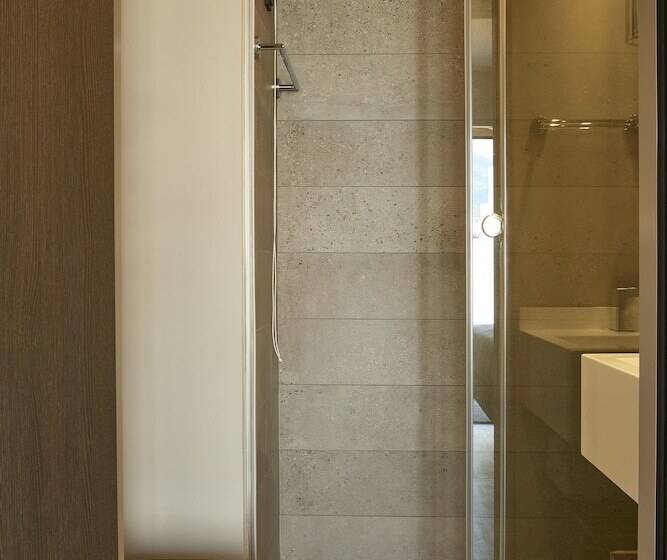 اتاق خانوادگی با چشم‌انداز دریا, Moxy Patra Marina